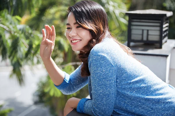 Portret Van Mooie Jonge Vrouw Zwaaien Naar Iemand Straat — Stockfoto