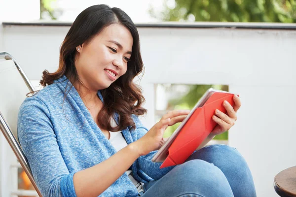 Fröhliche Junge Asiatin Sitzt Draußen Und Arbeitet Digitalen Tablet — Stockfoto