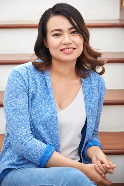 Portrait Beautiful Asian Woman Sitting Stairs Looking Camera — Stock Photo, Image