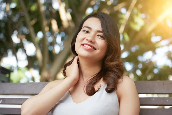 Jovem Vietnamita Feliz Sentada Banco Parque Dia Verão — Fotografia de Stock