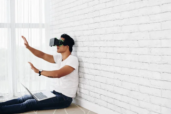 Ung Man Virtuell Verklighet Headset Sitter Vit Tegelvägg Office Med — Stockfoto