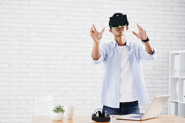 Unga Programutvecklare Bär Virtuell Verklighet Headset När Arbetar Med Projektet — Stockfoto