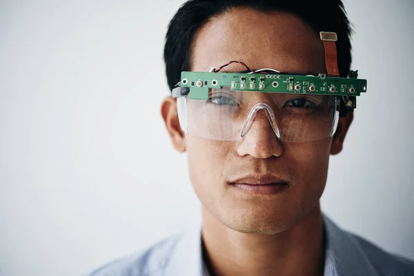 Face Young Vietnamese Man Wearing Virtual Reality Goggles Microprocessor Uncovered — Stock Photo, Image