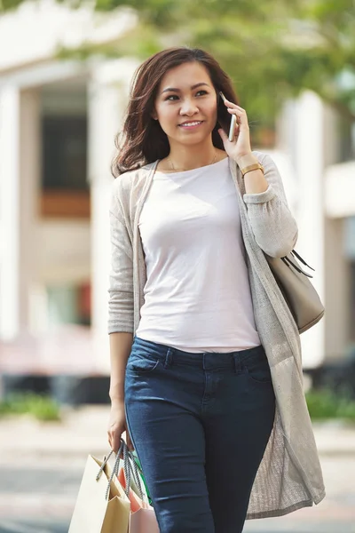 Mooie Lachende Vietnamese Vrouw Lopen Straat Roepen Telefoon — Stockfoto