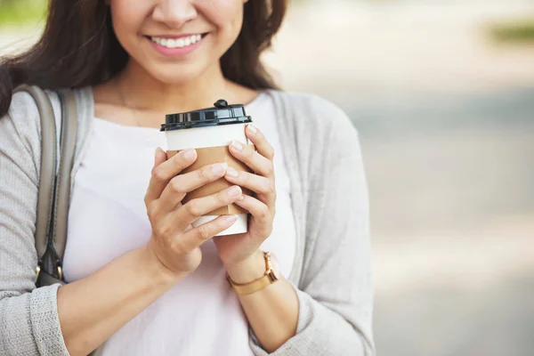 テイクアウト コーヒーを 杯を楽しむ若い女性を笑顔 — ストック写真