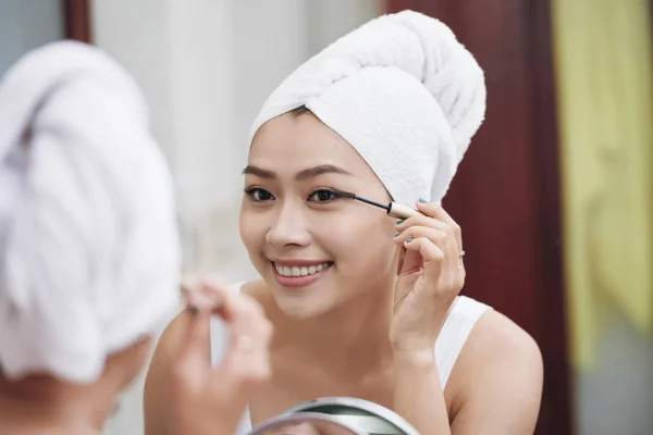 Mujer Bastante Sonriente Aplicando Rímel Delante Del Espejo Baño — Foto de Stock