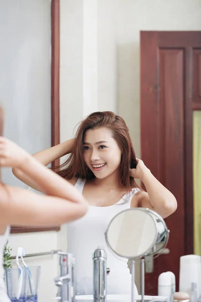 Šťastné Mladé Asijské Žena Při Pohledu Svůj Odraz Zrcadle — Stock fotografie
