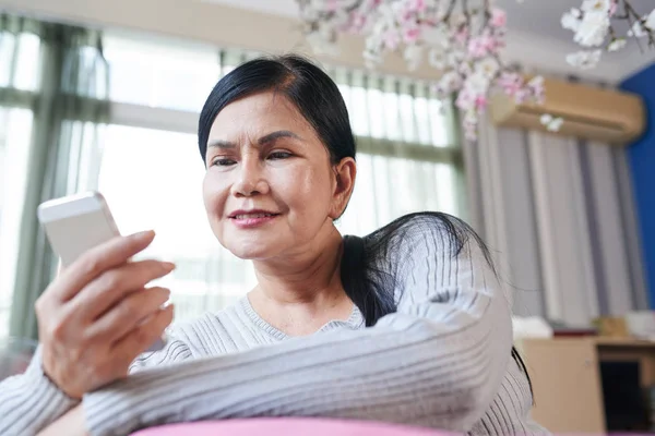 Mujer Vietnamita Mayor Sonriente Leyendo Mensaje Texto Teléfono Inteligente —  Fotos de Stock