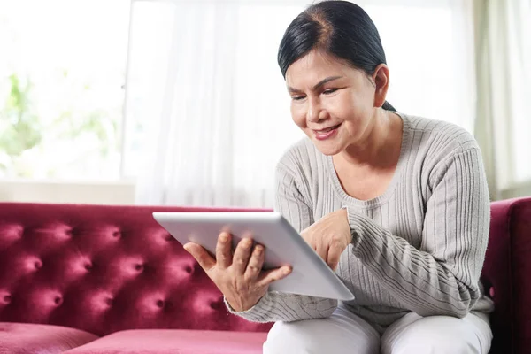 Fröhliche Alte Asiatische Frau Mit Anwendung Auf Tablet Computer — Stockfoto