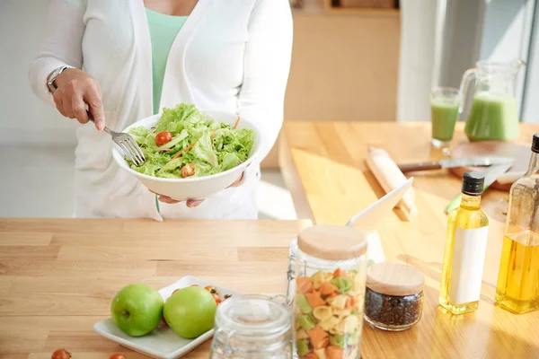 Mulher Comendo Grande Tigela Salada Fresca Para Almoço — Fotografia de Stock