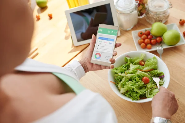 Händerna Senior Kvinna Räkna Kalorier Mobil Applikation När Man Äter — Stockfoto
