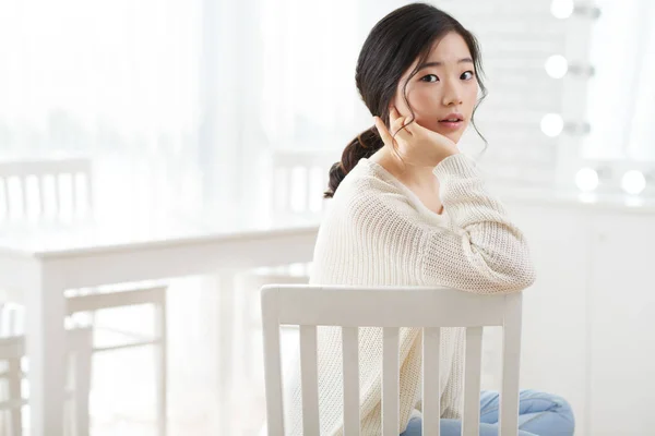 Beautiful Young Korean Woman Sitting White Room Turning Back Camera — Stock Photo, Image