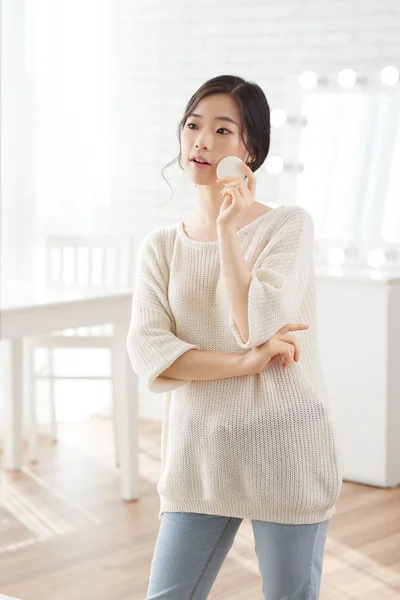 Jolie Jeune Femme Asiatique Appliquant Toner Sur Visage Avec Coton — Photo