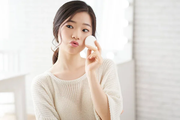 Mujer Coreana Bastante Joven Limpiando Piel Con Algodón — Foto de Stock