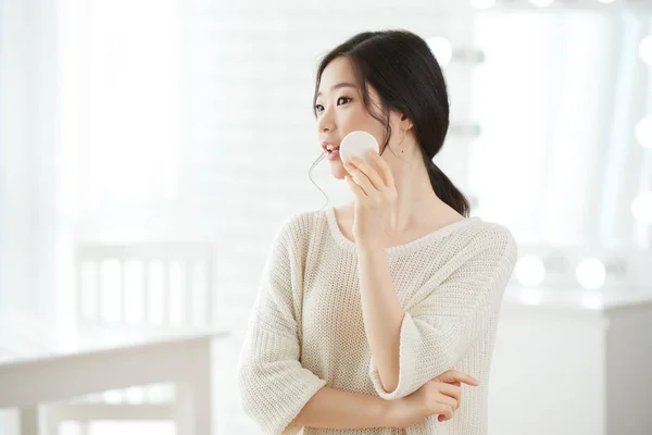 Joyful Pretty Asian Woman Applying Transparent Powder Her Fresh Clear — Stock Photo, Image