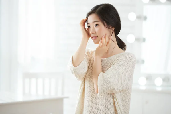 Lachende Jonge Koreaanse Vrouw Genieten Van Haar Schoonheid — Stockfoto