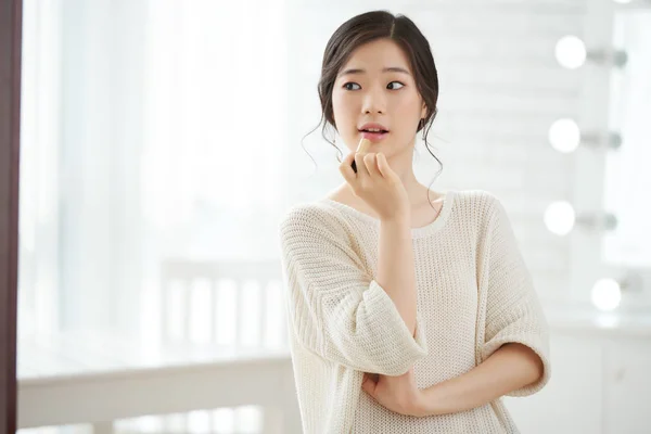 Mooie Jonge Aziatische Vrouw Roze Lippenbalsem Toe Passen — Stockfoto
