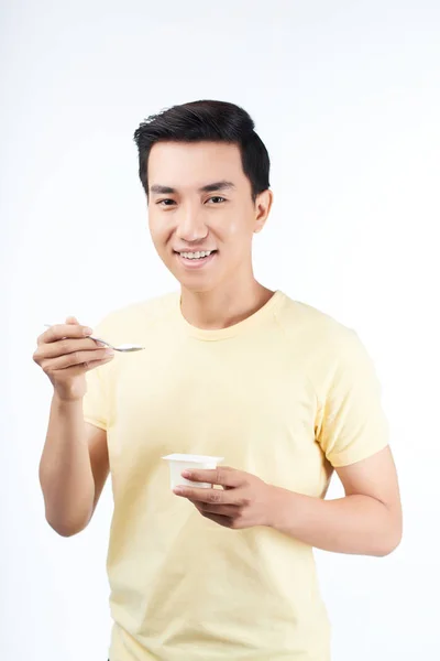 Kahvaltı Için Neşeli Genç Asyalı Adam Yemek Yoğurt — Stok fotoğraf