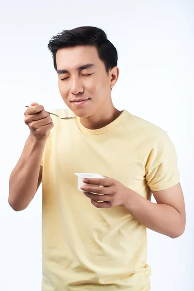 Ung Vietnamesisk Man Njuter Läckra Yoghurt Till Frukost — Stockfoto