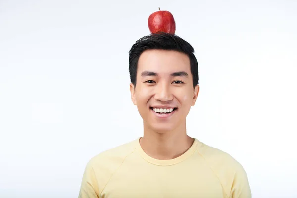 Czerwone Jabłko Głowie Młodzieńca Azjatka Piękny Biały Uśmiech — Zdjęcie stockowe