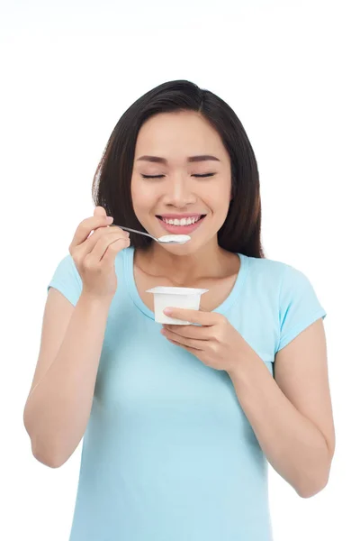 Leende Ung Asiatisk Kvinna Njuta Läckra Yoghurt — Stockfoto