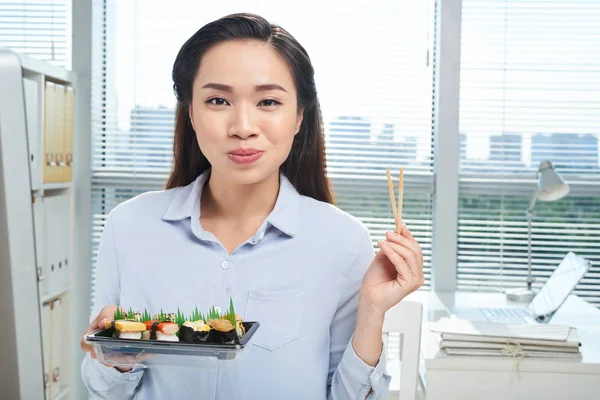 Portrait Jeune Femme Affaires Heureuse Mangeant Délicieux Sushis Frais Pour — Photo