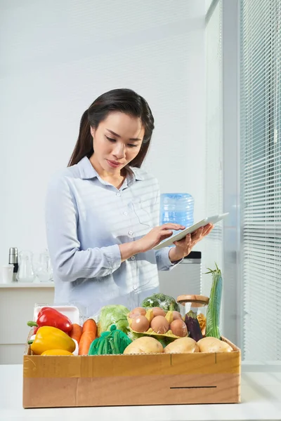 Hausfrau Checkbox Mit Frischen Lebensmitteln Die Sie Online Bestellt — Stockfoto