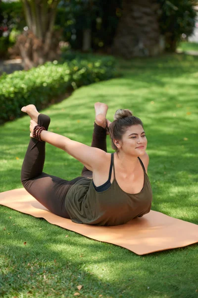 Sorridente Size Giovane Donna Godendo Facendo Bow Yoga Posa — Foto Stock