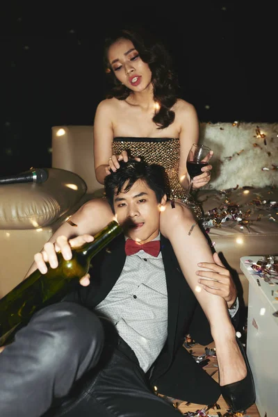 Junges Vietnamesisches Paar Trinkt Wein Nachtclub — Stockfoto