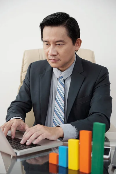 Erfahrener Vietnamesischer Finanzmanager Konzentriert Sich Auf Die Arbeit Seinem Tisch — Stockfoto