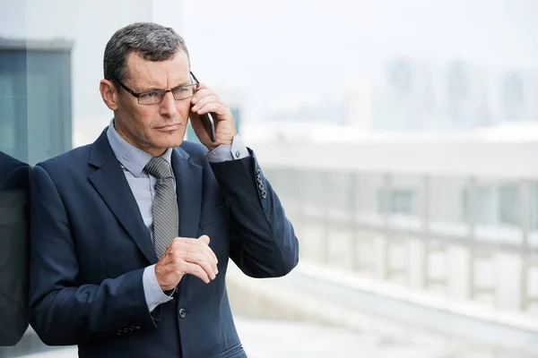 Porträt Eines Reiferen Geschäftsmanns Der Telefon Spricht — Stockfoto