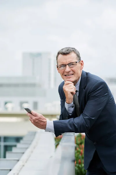 Portrait Dirigeant Entreprise Mature Joyeux Avec Smartphone Appuyé Sur Une — Photo