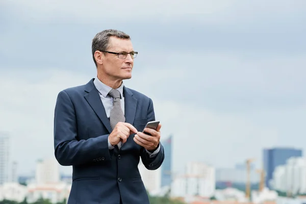 Portret Van Lachende Ambitieuze Volwassen Ondernemer Telefoonnummer — Stockfoto