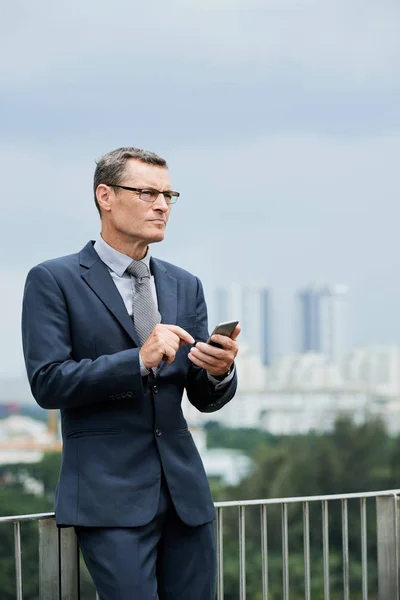 Nadenkend Middelbare Leeftijd Zakenman Denken Reactie Sms Bericht — Stockfoto