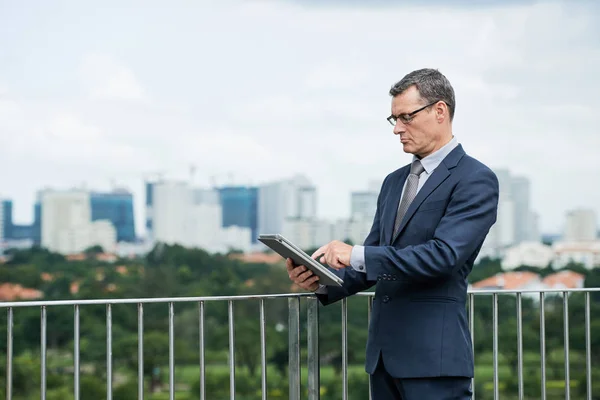 Ernstige Rijpe Zakenman Met Behulp Van Toepassing Tablet — Stockfoto