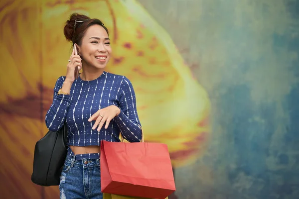 Веселий Привабливі Азіатські Жінки Виклик Мобільного Телефону — стокове фото