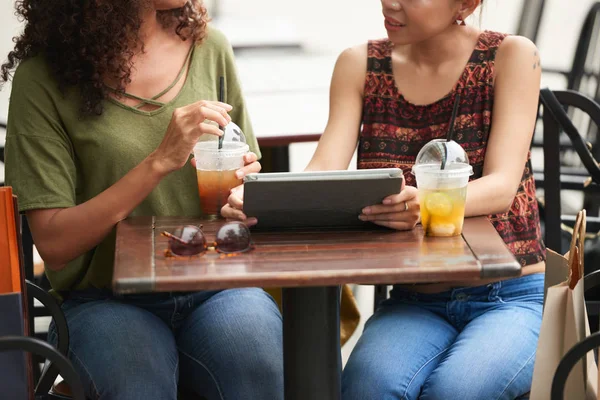 Beskuren Bild Unga Kvinnor Dricker Iskallt Och Diskuterar Information Tablet — Stockfoto