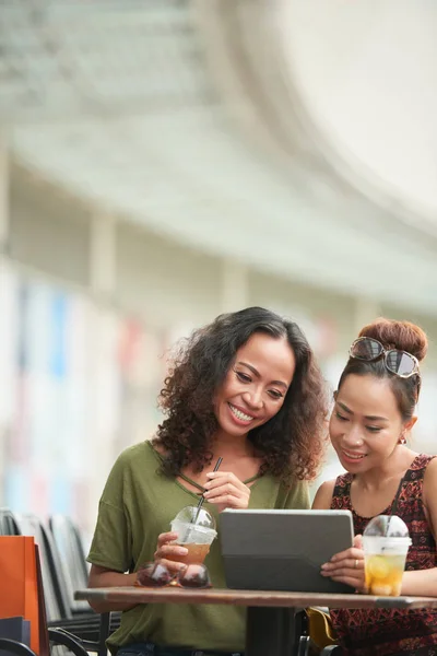 Allegro Giovani Donne Asiatiche Che Bevono Guardando Qualcosa Sul Computer — Foto Stock