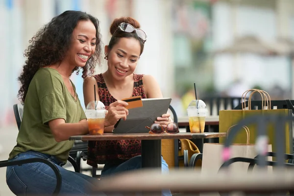 Glad Asiatiska Kvinnliga Vänner Med Digital Tablett Vilar Utomhus Café — Stockfoto