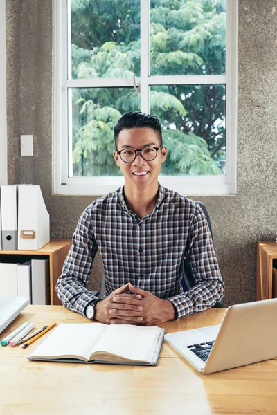 Retrato Jovem Atraente Confiante Asiático Homem Óculos Sentado Mesa Com — Fotografia de Stock