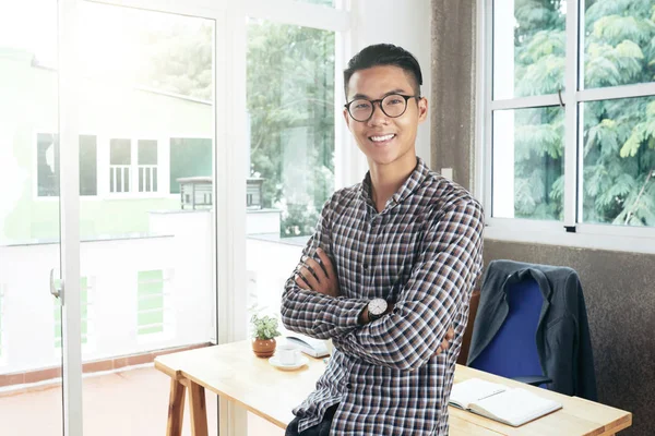 Porträt Eines Jungen Selbstbewussten Asiatischen Geschäftsmannes Der Mit Verschränkten Händen — Stockfoto