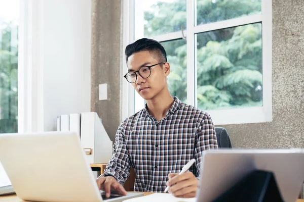 Junger Ernsthafter Asiatischer Mann Kariertem Hemd Und Brille Liest Informationen — Stockfoto