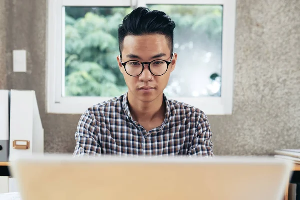 Jovem Sério Ásia Homem Vestindo Verificado Camisa Óculos Trabalho Computador — Fotografia de Stock