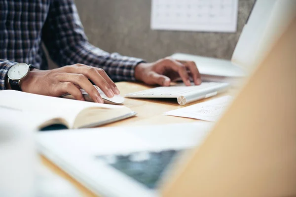 Vergrote Weergave Van Anonieme Zakenman Typen Het Toetsenbord Terwijl Zittend — Stockfoto