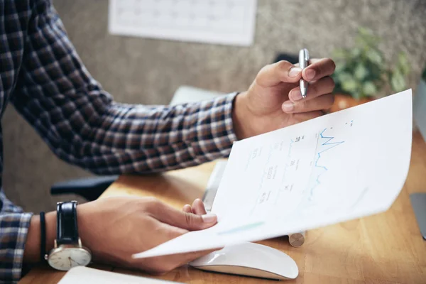 Nahaufnahme Eines Anonymen Mannes Der Schreibtisch Sitzt Stift Der Hand — Stockfoto