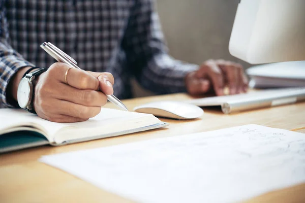 Närbild Oigenkännlig Manliga Kontorsarbetare Sitter Vid Bord Arbetar Med Dator — Stockfoto