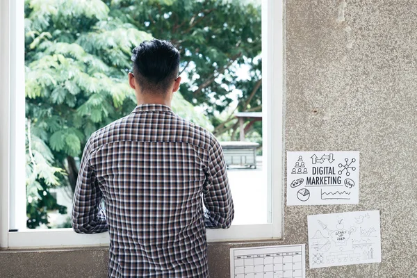 Bakifrån Oigenkännlig Mörkhårig Man Tittar Genom Fönstret När Står Kontor — Stockfoto