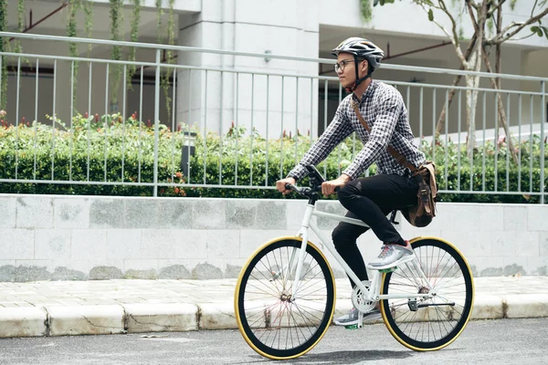 Giovane Uomo Asiatico Indossa Abiti Casual Occhiali Casco Sicurezza Bicicletta — Foto Stock