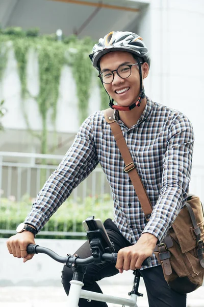 Retrato Chico Asiático Guapo Con Gafas Casco Seguridad Sentado Bicicleta —  Fotos de Stock