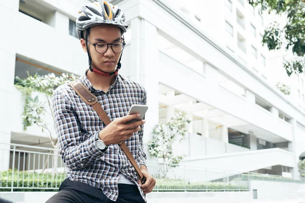 스마트폰 자전거 야외에 앉아있는 동안에 메시지에서 아시아 — 스톡 사진